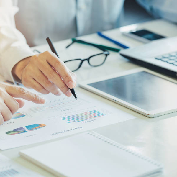 Physiothérapeutes penchés sur des rapports d'analyse devant ordineteur