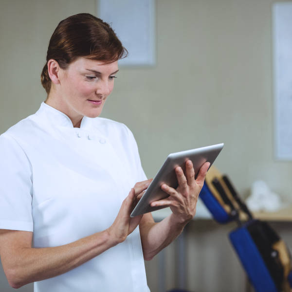 Physiothérapeute regarde tablette